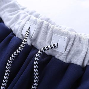 OEM ชุดกีฬาแขนสั้นสำหรับผู้ชาย, เซตคู่ดีไซน์เรียบง่ายสำหรับใส่ออกกำลังกายในฤดูร้อนมีกระเป๋าและกางเกงขาสั้น - Product Image 5