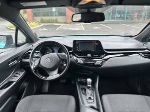 IMPRESIONANTE Toyota C-HR XLE 2018 CON TRANSMISIÓN AUTOMÁTICA, TRACCIÓN EN LAS 4 RUEDAS Y MOTOR DE 4 CILINDROS - Product Image 2