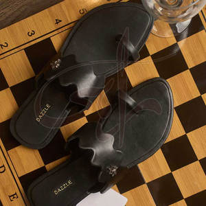 Sandalias Antideslizantes para Mujer con Parte Superior de Cuero Sintético, Entresuela de Cuero Natural, Correa Decorativa y Diseño Totalmente Negro - Product Image 3