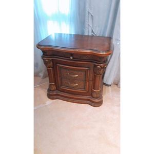 Mesita de noche de madera asegurada de calidad con mesita de noche hecha a mano de madera maciza de diseño tradicional a la venta - Product Image 1