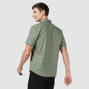 Chemise de plage classique boutonnée pour homme-Coton frais et confortable, parfait pour les vacances en station et les événements à la plage - Product Image 4