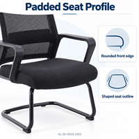 Chaise de bureau visiteur en maille noire avec siège rembourré, accoudoirs fixes à boucle et base cantilever pour salles de réunion et de réception