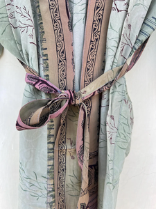 Magnifique Kimono en soie crêpe Robe en soie indienne Robe en soie faite à la main - Product Image 5