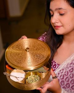 Boîte à épices en acier inoxydable pour garder masala frais boîte à épices élégante en métal avec floral gravé antique boîte à épices en métal de cuivre - Product Image 6