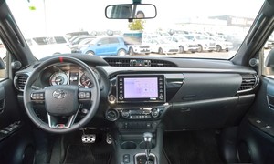 Hilux GR Rally 2024 Blanco Limpio, <4L Gasolina, Asientos de Cuero, Bluetooth, Paquete Deportivo, Sistema de Navegación, Arranque Remoto, Volante a la Izquierda - Product Image 4