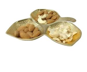 Un design intemporel et étonnant de ce bol à bonbons en laiton s'intègre parfaitement aux styles de décoration traditionnels et contemporains. - Product Image 1