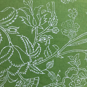Tela de Algodón Estampada a Mano con Bloques Verdes |   Diseño de contorno floral blanco en tejido indio - Product Image 4