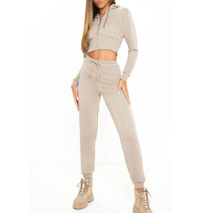 Elegante chándal de champán con detalles de dibujo y cintura elástica, perfecto para ropa informal - Product Image 1