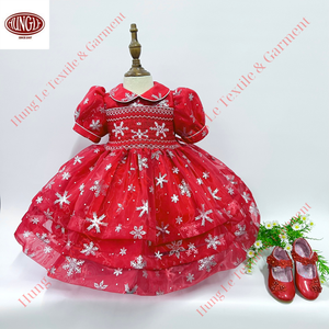 Vente en gros Robe smockée de couleur rouge Tissu organza brillant Flocons de neige brodés à manches courtes Style formel Fête de Noël - Product Image 5