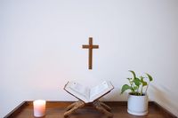 Vente en gros Aaliyan Impex - Figurine en bois de teck peint léger, thème ange, décoration murale de prière pour la maison, thème Pâques
