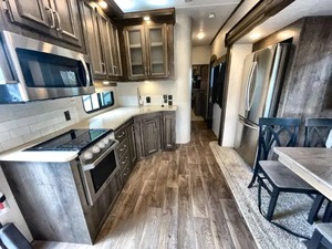 Se Vende Autocaravana Usada Keystone Montana High Country Modelo 2018 con Equipamiento de Alta Gama - Product Image 3
