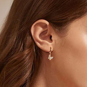 Boucles d'oreilles créoles élégantes avec breloques, boucles d'oreilles délicates en diamant de laboratoire, boucles d'oreilles tendance pour adolescentes en or pur 18 carats - Product Image 2