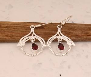 Pendientes de plata granate hechos a mano en estilo círculo y hoja elaborados en plata de ley 925 sólida perfectos para novia o regalo de boda - Product Image 4