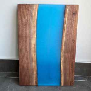 Tabla de cortar de madera y resina - Product Image 1