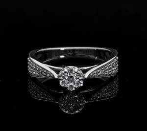 Elegante anillo de oro amarillo de 14 quilates con diamantes naturales de racimo redondo y detalles de pavé en el vástago cónico para un resplandor clásico - Product Image 6