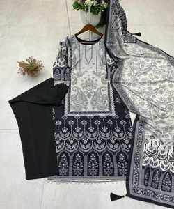 Robe kurta à la dernière réception de Chinon avec décoration en pierre royale et perles. - Product Image 6