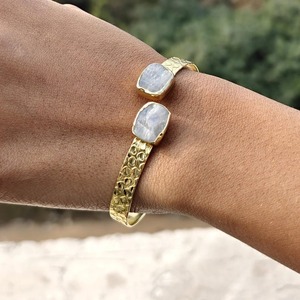 Pulsera ajustable de piedra lunar natural sin cortar, chapada en oro de 18 quilates, con textura martillada, brazalete abierto frontal - Product Image 4