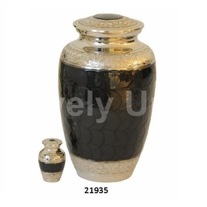 Urnas de cremación para adultos de latón esmaltado negro con flor grabada para cenizas humanas Bolsa de terciopelo gratis - Product Image 1