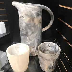 Ensemble de pichets à eau en résine de qualité supérieure, style classique, multicolores, lavable au lave-vaisselle, écologique, durable, transparent, incassable - Product Image 1