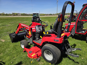 Tracteur Massey Ferguson GC1725M rouge, 4 roues motrices, transmission par engrenages, tracteur multifonctionnel à roues - Product Image 4