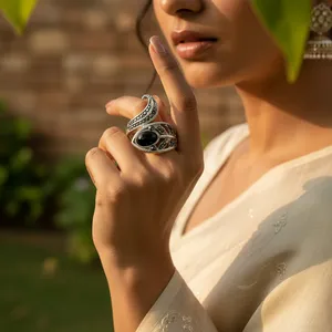 Anillo de Serpiente de Plata 925 a la Moda para Mujer, Joyería de Diseño con Incrustaciones de Piedras Naturales Negras, Gema Geométrica, Elegancia Atrevida para Uso Diario - Product Image 1