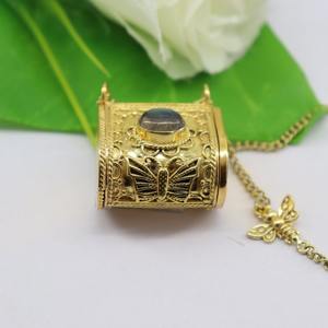 Pendentif médaillon papillon en labradorite naturelle fait à la main en argent sterling 925 avec accents dorés Bijoux à message secret - Product Image 3