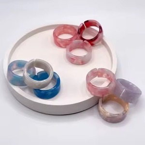 Ronds de serviette créatifs en résine faits à la main pour des idées de cadeaux uniques et des thèmes de décoration de table à manger élégants - Product Image 2