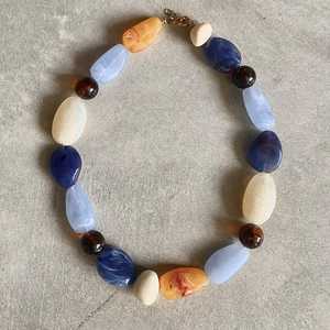 Collar de Resina Estilo Ángel Inspirado en la Naturaleza con Acabado Transparente Artesanal y Cadena de Metal - Product Image 3