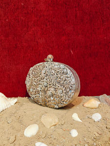 Pochette ovale en nacre avec travail floral en filigrane argenté et embellissement en perles, sac de soirée de luxe pour mariée - Product Image 2