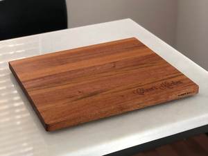 Tabla de cortar de madera dura de alta densidad Superficie tratada y pulida naturalmente para la preparación de alimentos limpios con acero inoxidable - Product Image 3