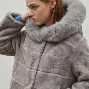 Manteau en fausse fourrure épaisse de style anglais SAGA FOX pour femmes, avec veste à capuche rembourrée et fermeture à un seul bouton, de la marque coréenne TV Shopping Label - Product Image 1