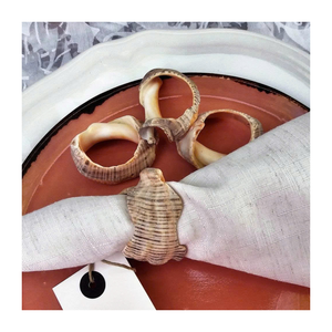 Anneau de serviette en coquillage de luxe haut de gamme, avec une forme unique et une couleur de perle brillante pour des tables élégantes - Product Image 1