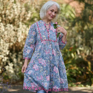 ชุดเดรสผ้าฝ้ายพิมพ์ลายด้วยมือ Aesha ลายดอกไม้สไตล์โบฮีเมียน สีเทา-ชมพู แฟชั่นที่เป็นมิตรต่อสิ่งแวดล้อม - Product Image 1