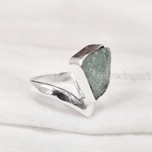 Joyería de piedra en bruto Anillo de mujer Aguamarina natural Piedra preciosa cruda Piedra natal de marzo V Corona Banda Joyería Anillo de plata esterlina 925 - Product Image 3