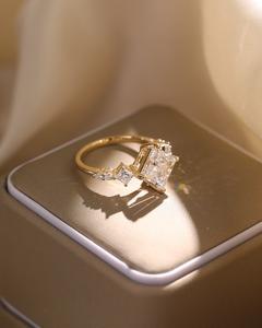 Ensemble de bagues de fiançailles 8mm Princess Cut White CZ Alliance de mariée plaquée or 18 carats avec Chevron CZ pour cadeau - Product Image 3