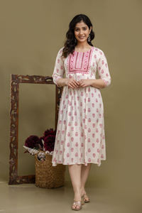 Kurta Anarkali plissé en forme de A à imprimé floral ethnique et broderie miroir, kurta Anarkali en rayonne imprimé Ikat pour femmes - Product Image 4