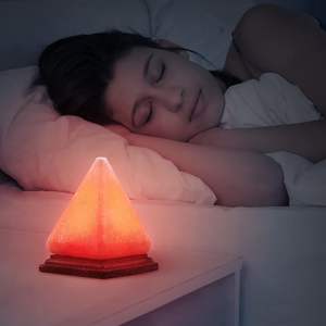 Lampe au sel de l'Himalaya USB Crystal Rock Pyramid Style Véritable Base en bois carrée sculptée à la main Véritable Style d'amour - Product Image 4