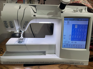 Máquina de Coser y Bordar Computarizada Husqvarna Viking Designer SE con Estuche y Pedal, Lista para la Venta - Product Image 3