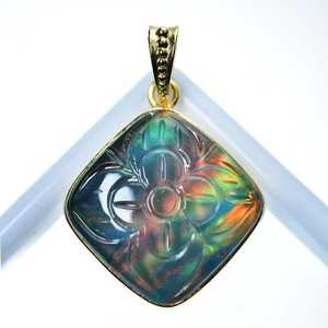 จี้โอปอลธรรมชาติหลากสีทรงสี่เหลี่ยมขนาด 37.55 กะรัต พร้อมใบรับรอง ตัวจี้ทำจากเงินแท้ 925 ชุบทอง 14K - Product Image 5