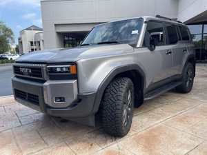 Toyota Land Cruiser Base 2025 SUV Gris, Faros LED, Transmisión Automática, Neumáticos R19, Motor a Gasolina, 5 Asientos, Interior de Tela - Product Image 1