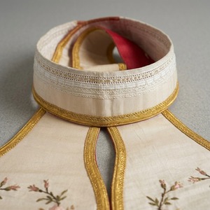 Étole liturgique en soie faite à la main, brodée de motifs dorés, avec franges, design personnalisé - Product Image 5