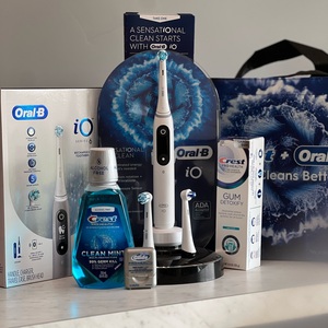 El mejor cepillo de dientes eléctrico Oral-B iO Series 6 con (1) cabezal de cepillo, lava negra y blanco - Product Image 1