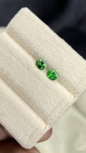 Lote de mezcla certificada de piedras cortadas de forma ovalada de tsavorita natural de 5x4 MM con piedras preciosas sueltas de excelente color 0,65 quilates Eye Clean - Product Image 5