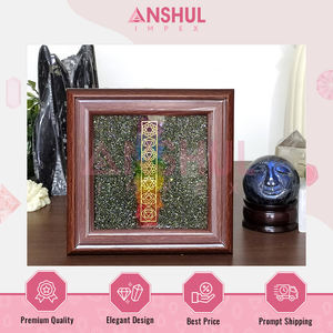 Diseño artesanal 16cms X 16cms Base de madera Piedra preciosa Pirita cruda con marco de pirita de placa de polvo de 7 Chakras para centros de bienestar - Product Image 5