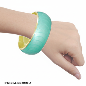 Brazalete de Latón Hecho a Mano con Acabado de Esmalte Verde Azulado, Joyería Minimalista de Metal en Tono Dorado para Mujer, Regalo para Ella - Product Image 4