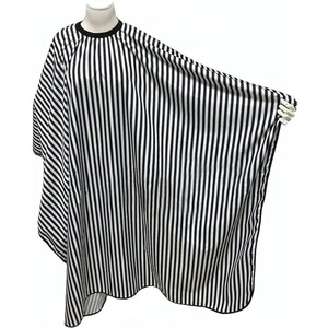 Capa de Peluquería Desechable Ecológica, Negra con Rayas Blancas, Antiadherente, de Poliéster - Product Image 2