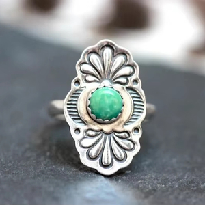 Anillo de Plata de Ley Estilo Boho Vaquero Hecho a Mano con Turquesa Vintage, Anillo de Compromiso Estilo Concho del Suroeste con Corte Ovalado Natural - Product Image 1