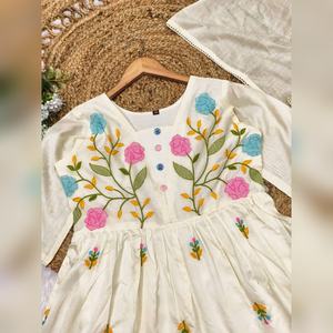 Kurti chanderi de diseñador exclusivo con bordado de lujo para uso formal y festivo en <span class=keywords><strong>m</strong></span>últiples tallas de la <span class=keywords><strong>M</strong></span> a la 3XL, estilo étnico. - Product Image 6