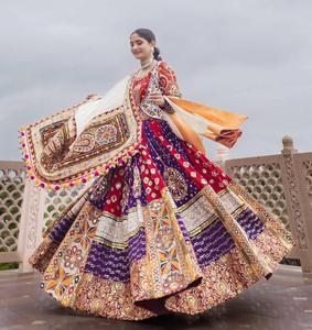 Lehenga Choli Dupatta de style Bollywood brodé à la main avec des miroirs traditionnels Gujarati pour les mariées indiennes, tenue de créateur - Product Image 2