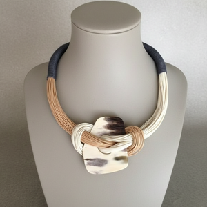 Collier en cordon de cuir multi-brins bohème avec pendentif en corne de buffle - Nœuds aux tons neutres, collier ras du cou statement, bijoux ethniques tribaux - Product Image 1